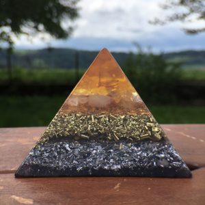 orgonite en pyramide