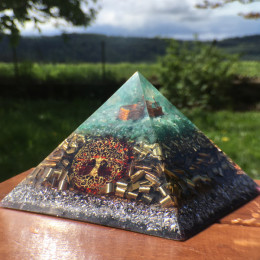 Pyramide avec arbre-de-vie